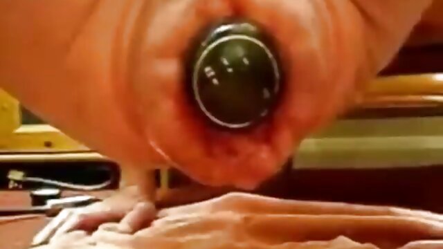 Elbűvölő barna tini családi sex csipkés fekete fehérneműben pózol a kamerán
