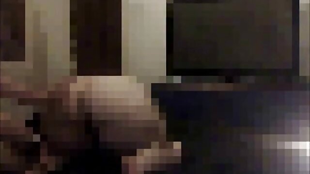 Az egyik nyüzsgő fiú két hosszú pornófilmek vékony, sötét hajú tinit kalapál