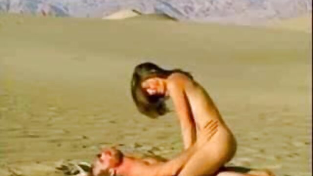 Kérges barna ribanc, Staci Ellis csúnya mosollyal megfújja a farkat öreg pornó
