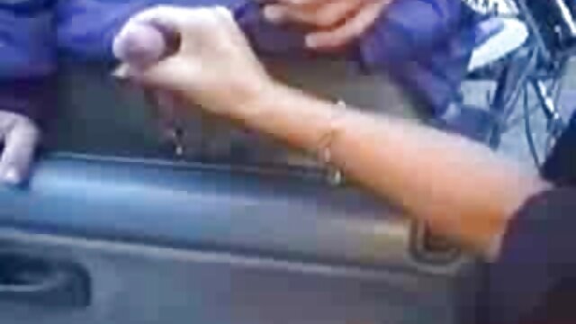 A lebarnult nagy szamár szajha szexvideok mobilra kemény hármasban volt a haverjaival az autó hátsó ülésén