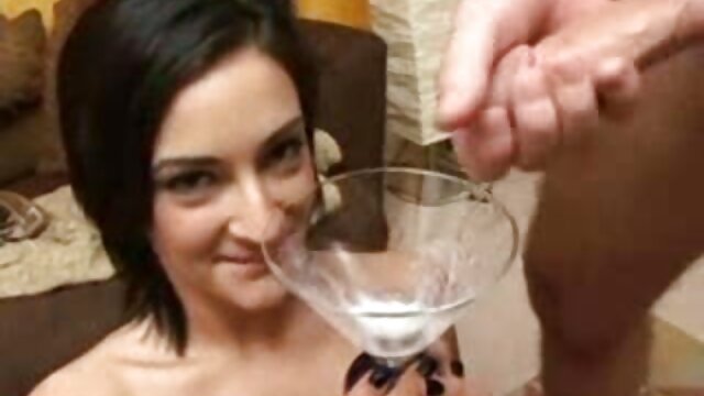 A sercegő dögös háziasszony pornó barna menyecske ápolt ujjaival piszkálja friss rózsaszínes hüvelyét